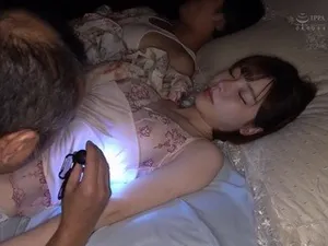 Nghỉ hè về quê, cậu thanh niên mới lớn được chị nhà đối diện đã có chồng yêu đưa vào đời