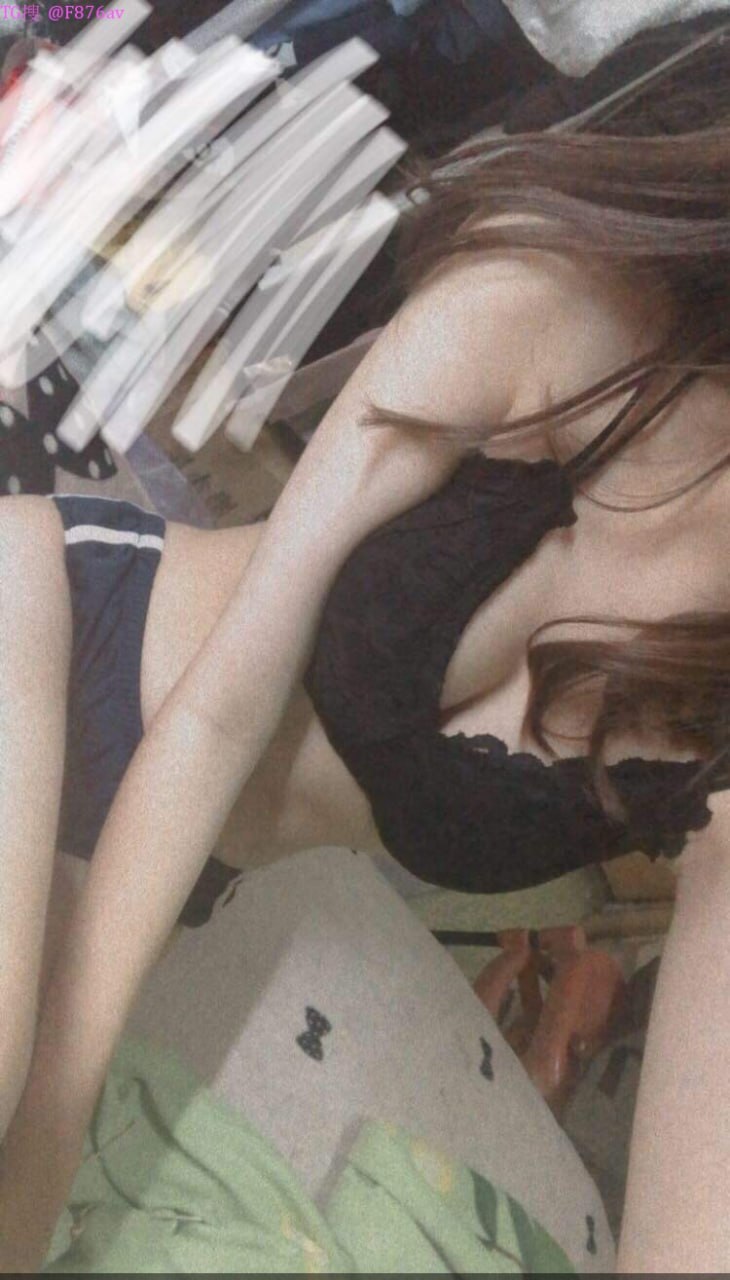 đang chơi game thì eny nhét cặc vào mồm