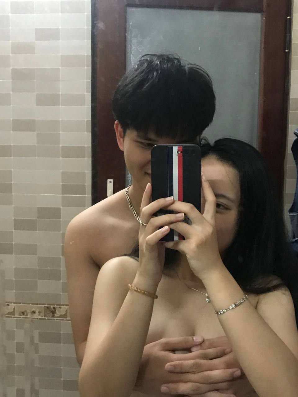 Cặc anh bự quá địt lồn em sướng chảy nước